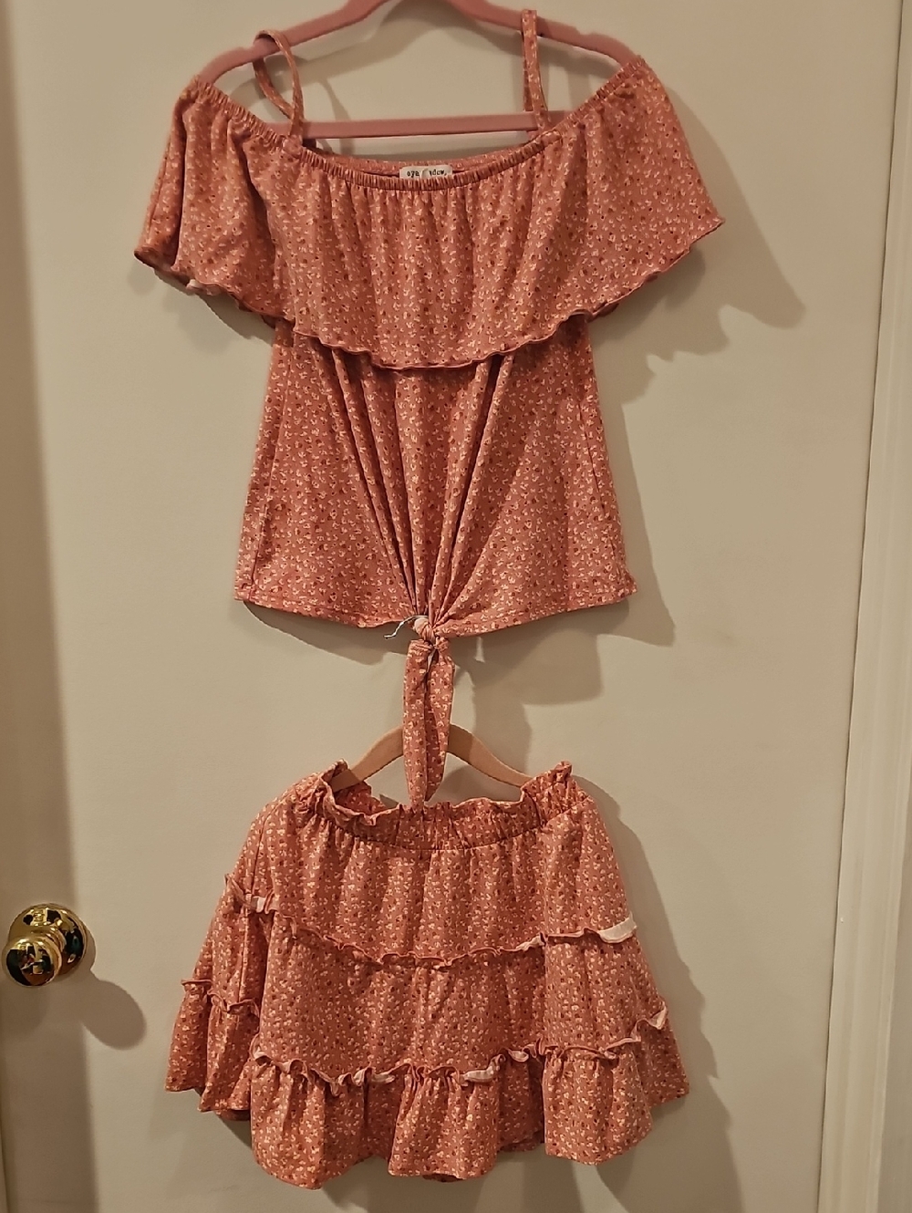 Eyeshadow Girls Pink Coral Off the shoulder top w/ textured layered skirt Sz 7